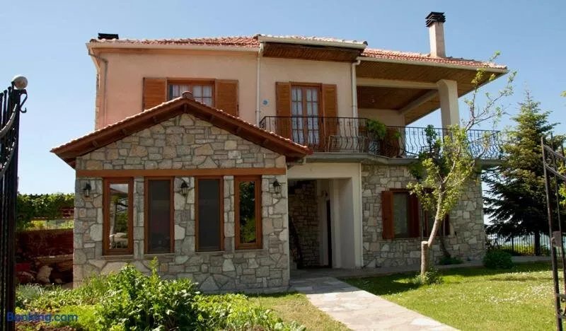 To Balkoni Tis Limnis Plastira