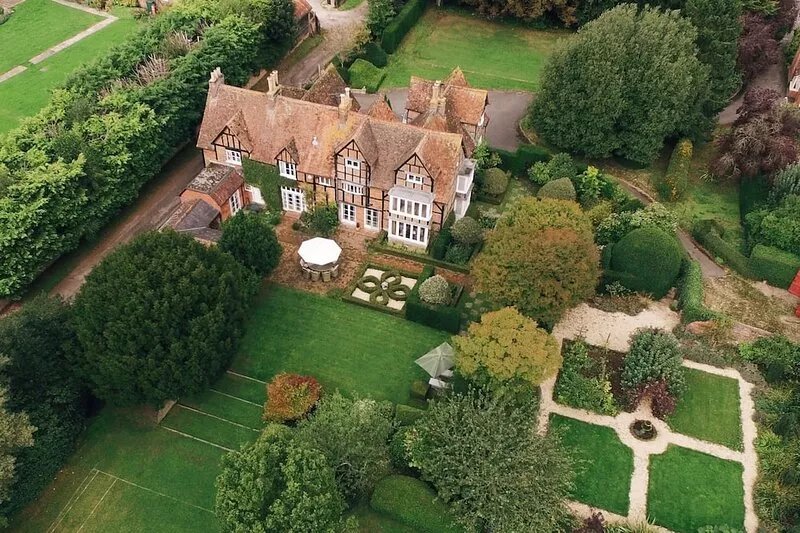 Historic country house with grass tennis court - ideal for entertaining