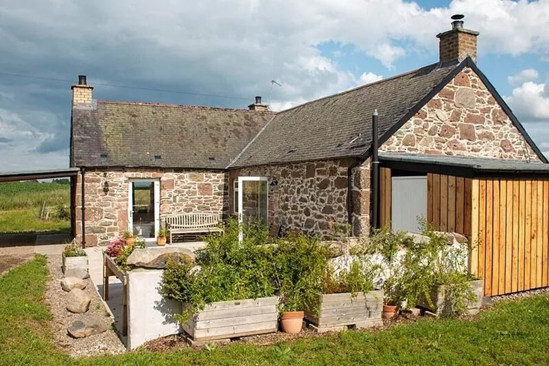 Idyllic location; sleeps 2; accessible; wood burner; dog friendly (pet fee)