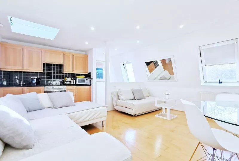 Luxury Penthouse Apartment in Charming Brackenbury Village, W6