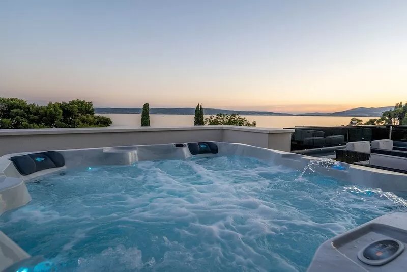 VILLA KAMBEL WEST  - heated pool, 50m to the sea , jacuzzi, quiet neighborhood.