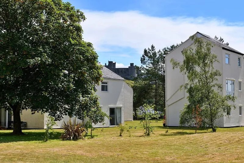 Finest Retreats | Golygfa o'r Castell - Castle Views