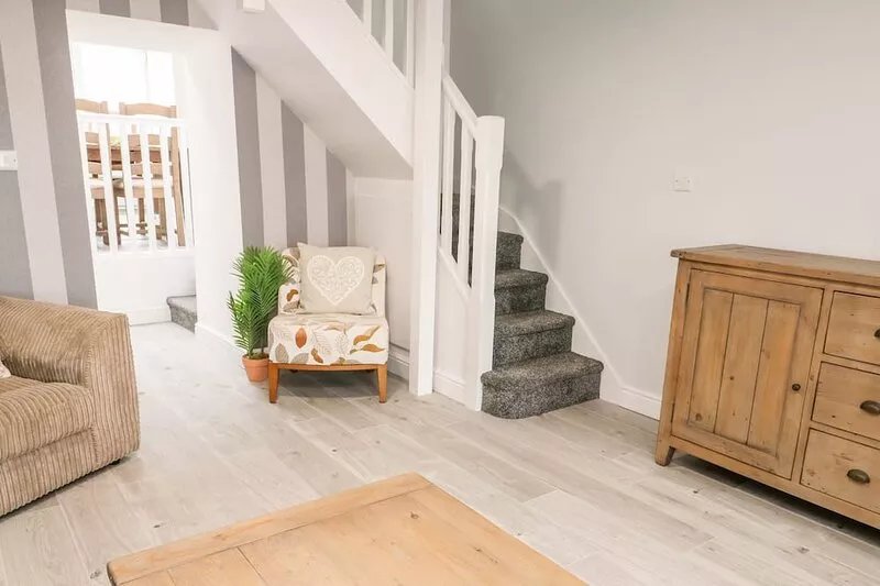 CLYDFAN COTTAGE, pet friendly, with a garden in Llannerch-Y-Medd