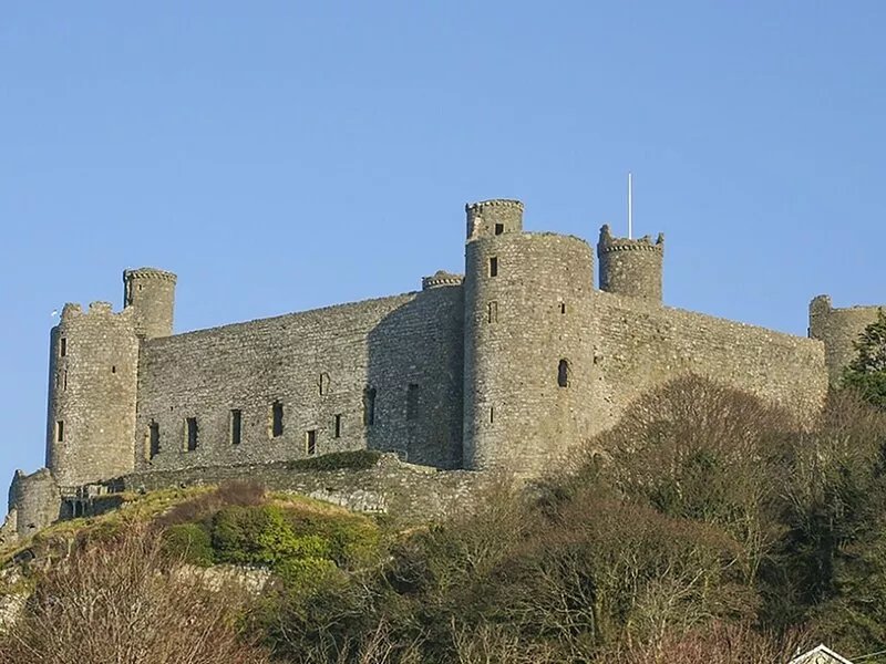 GARNEDD LWYD, family friendly, with a garden in Llanfair