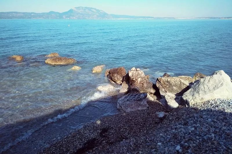 Εξοχικη κατοικία, ήσυχη τοποθεσία, με θέα στο βουνό κοντά στην παραλία.