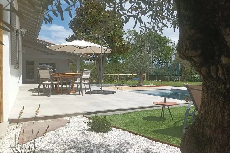 Air-conditioned villa, 5 bedrooms, heated pool, outdoor kitchen, 2mn from St