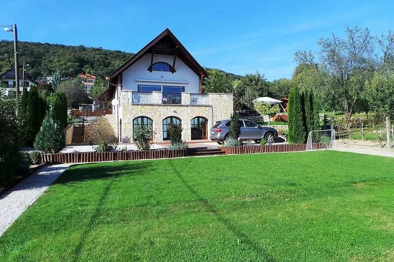 Lux Spacious 4 Bedroom Villa Amazing Lake Views, 4 bathroom, S/Pool, Games Room