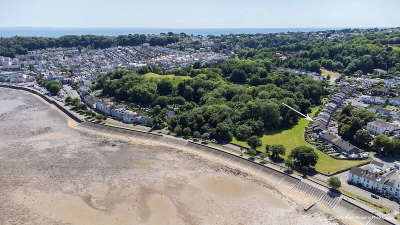 Child friendly house with private parking near the Mumbles seafront.