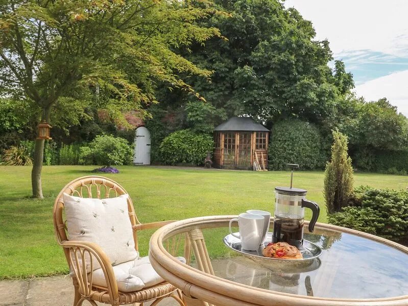 CHESTNUTS AT YOULTON LODGE, family friendly in Tollerton