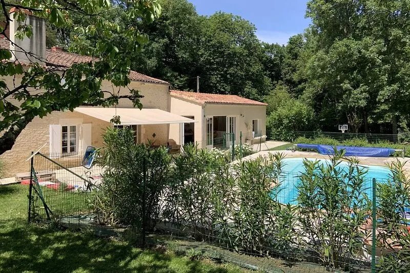 Charming house, swimming pool, countryside, halfway between La Rochelle and