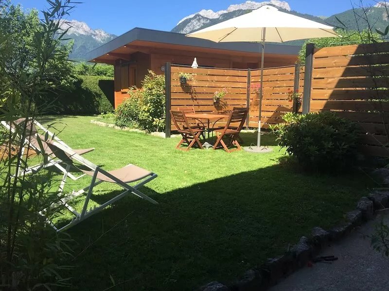 Cozy cocoon on the edge of Lake Annecy