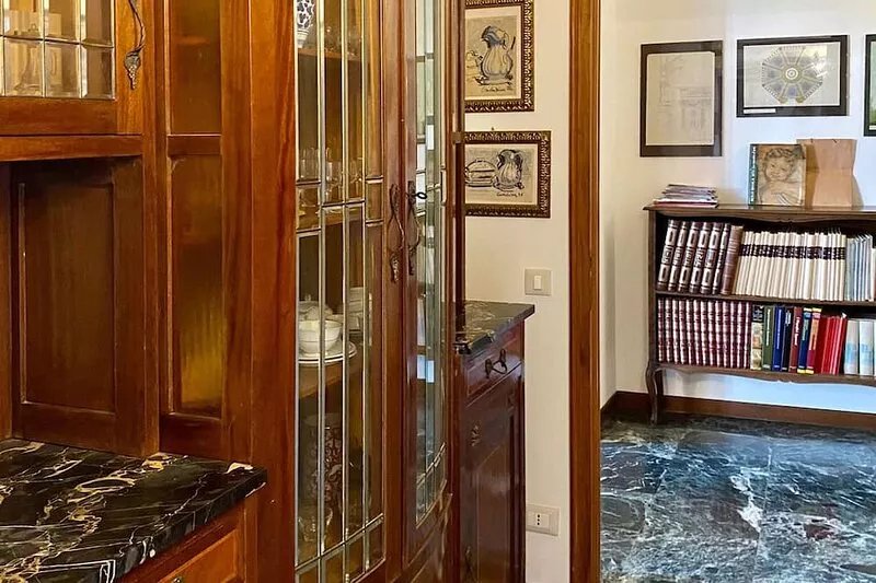 In the centre of Bologna with prestigious furniture and antique pieces of art