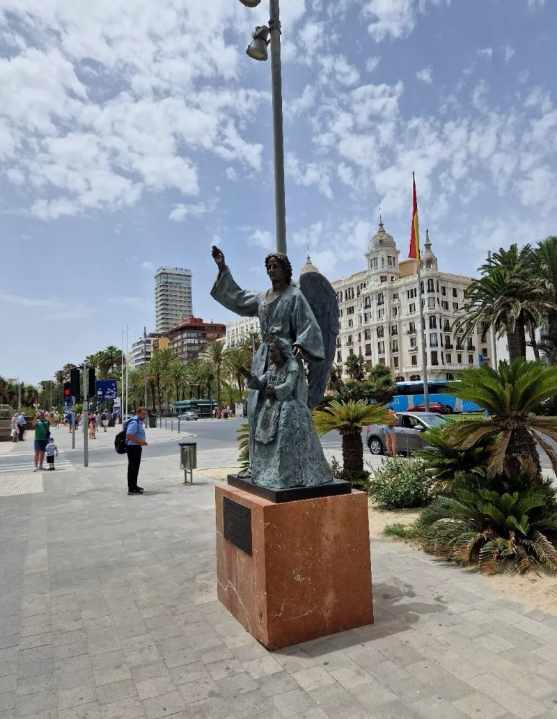 Monumento Homenaje A La Policia Nacional