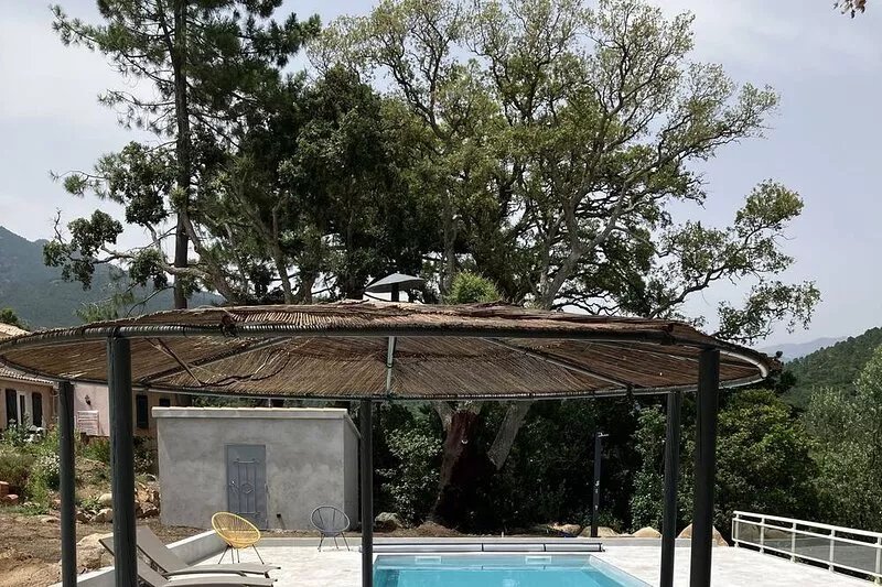 Air-conditioned villa - 4 bedrooms - heated pool - near beaches & river