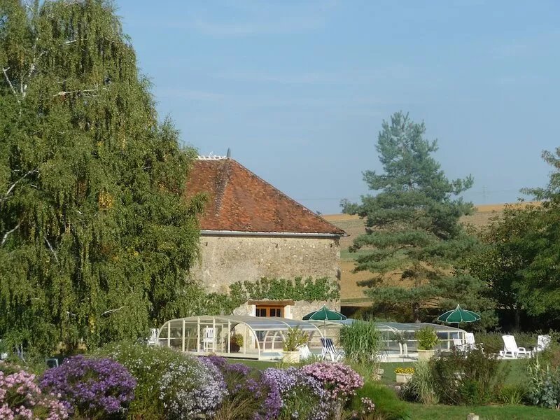 Les Granges du Château : Charming gîte with swimming pool in Burgundy