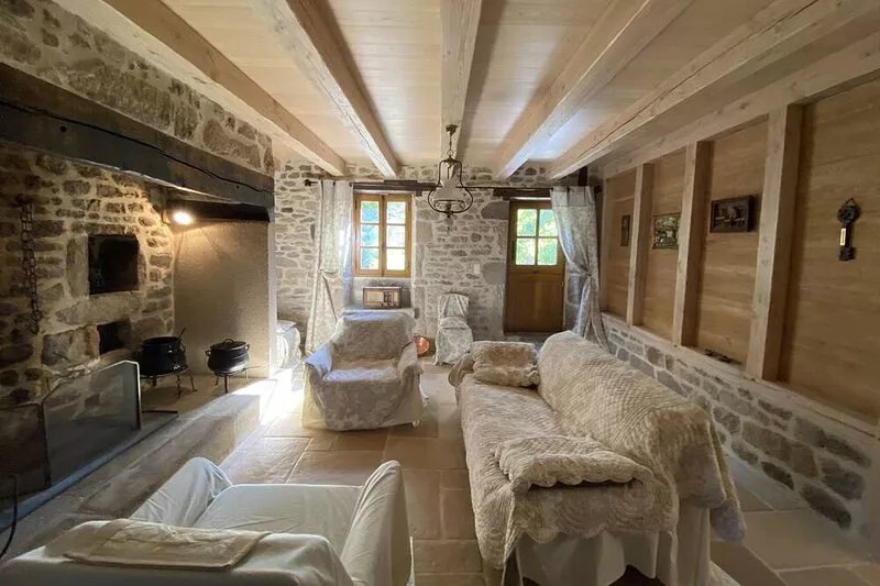 Restored 19th-century farmhouse between nature and village with all amenities.