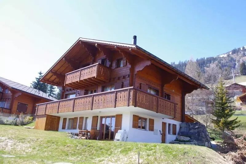 Two-bedroom apartment with private entrance and private garden