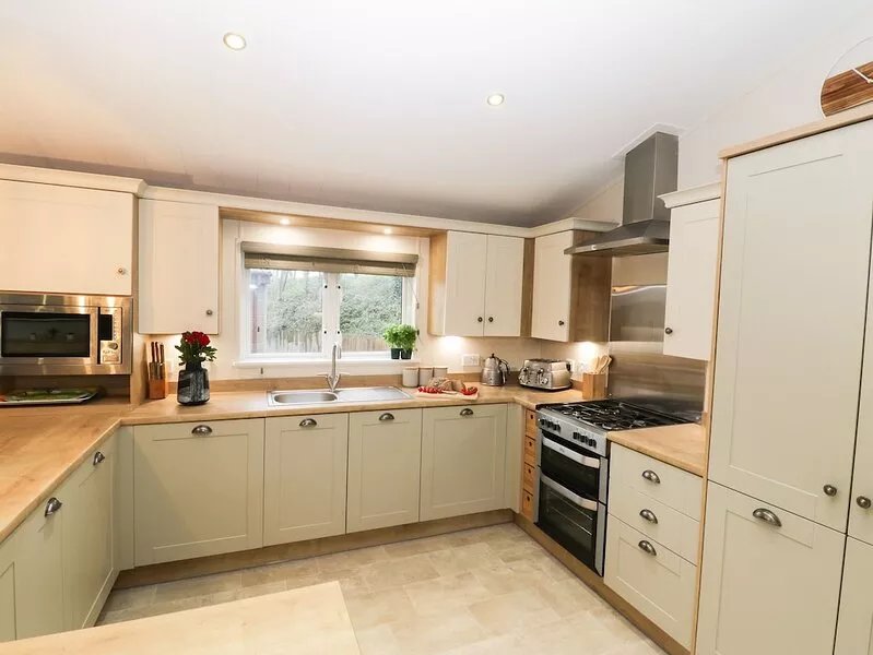 HUCKLEBERRY, pet friendly, country holiday cottage in Staithes
