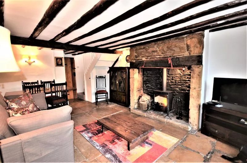 COTSWOLD HISTORIC COTTAGE, WITH LARGE GARDEN