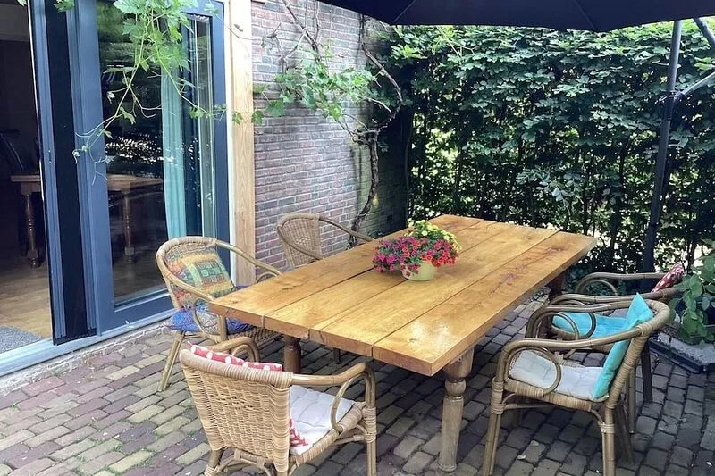 Giethoorn Lodge, luxury thatched cottage. Electric sloop for rent