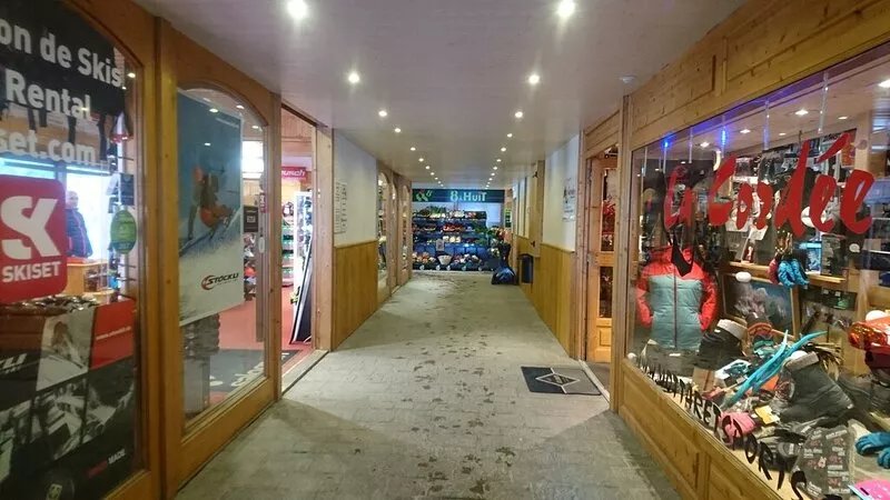 DUPLEX SKI IN/SKI OUT (2 to 5 persons ) WITH PRIVATE UNDERGROUND CAR PARK