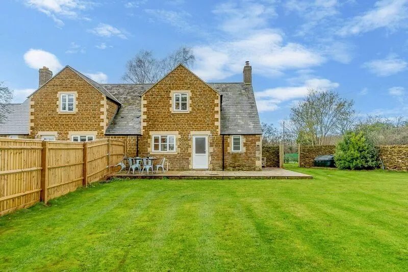 Pet Friendly Rural Cotswold Cottage - 1 Manor Farm Cottage