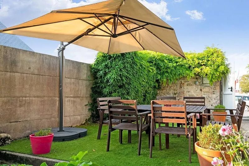 Serene Holiday Home for family with Garden