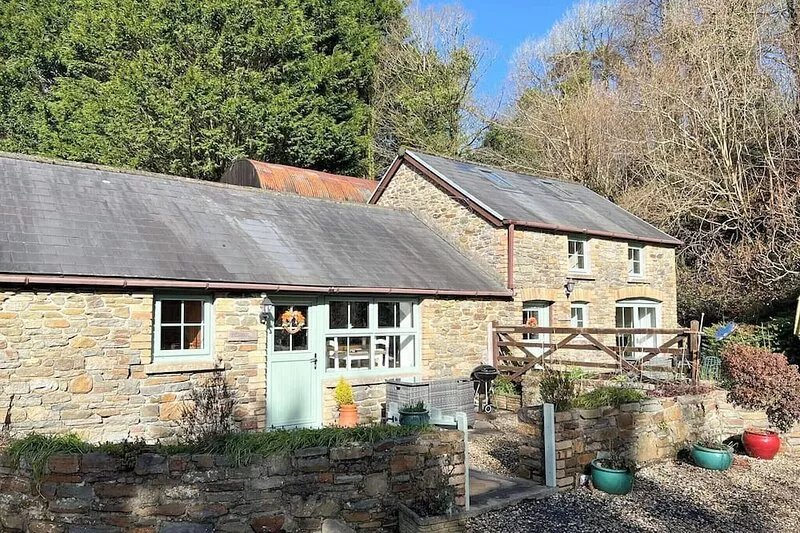 2 bedroom accommodation in Llannon, Llanelli