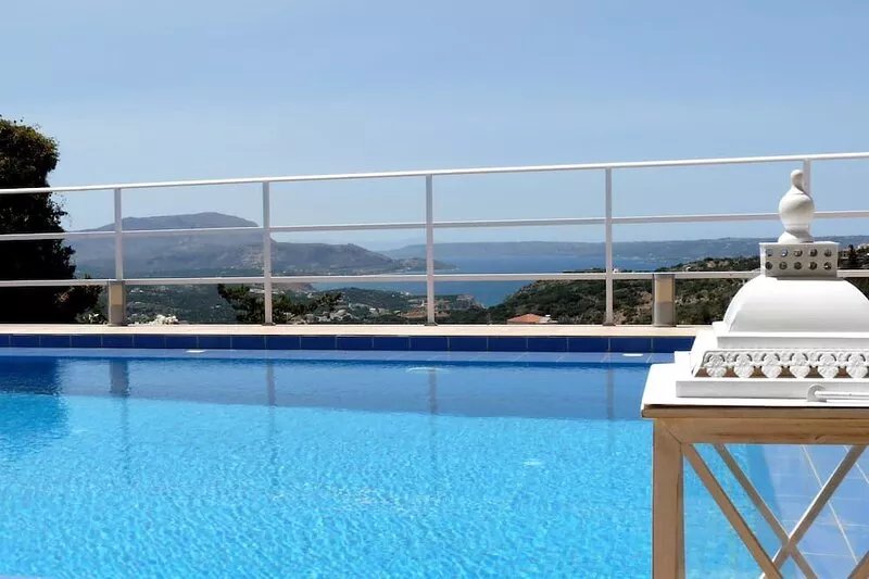 Modern villa for 1 to 6 people, private pool, beautiful sea and mountain views