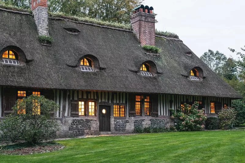 Les 3 Fresnes, beautiful thatched cottage in the heart of Normandy nature.