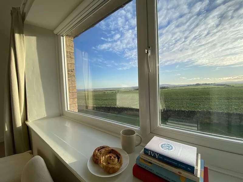 Coastal retreat with stunning sea views - 5 mins to the beach!