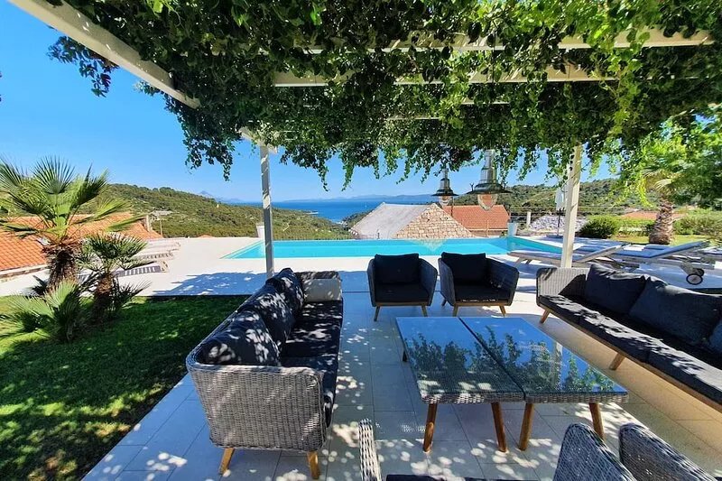 Elegant house with pool, panoramic view and beautiful Mediterranean garden