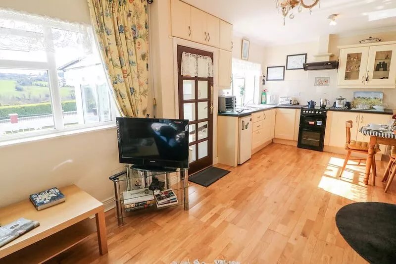 WATERFALL HOUSE, romantic, with a garden in Dunmanway, County Cork