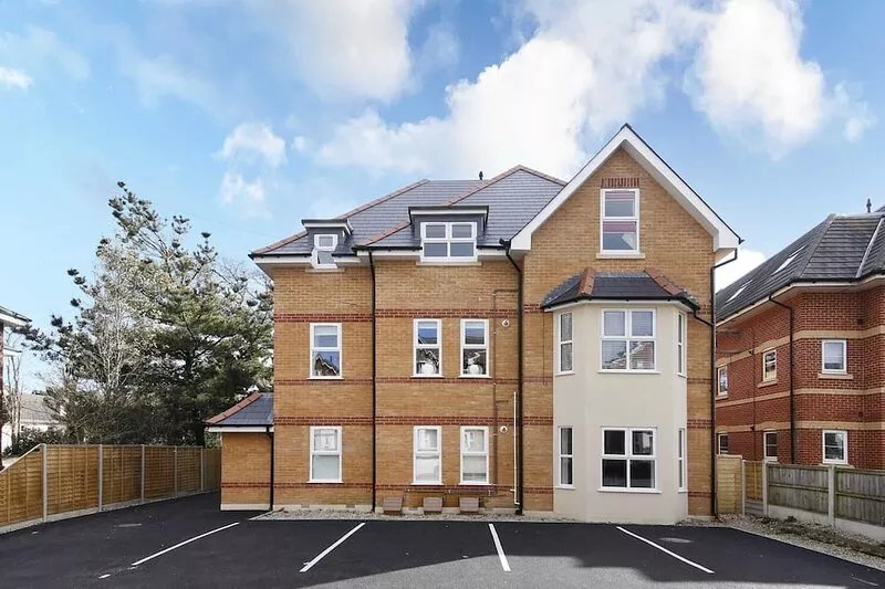 Stylish 2 Bedroom Apt - Parking - Mins to Beach