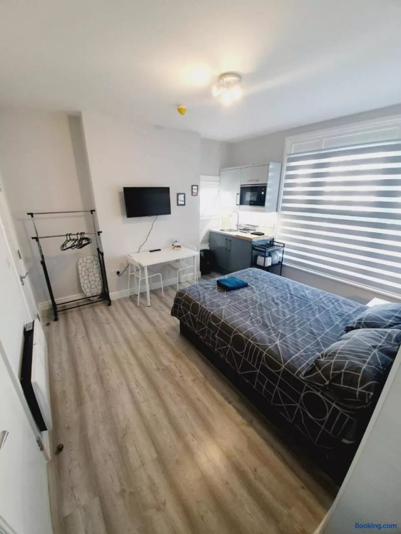 Brand New Studios With Kitchenette In Westcliff On Sea