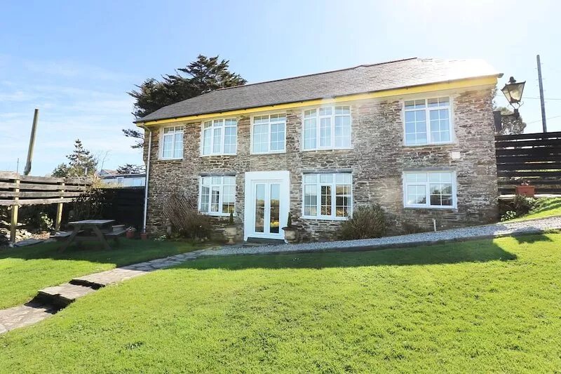 THE ROUND HOUSE, pet friendly, country holiday cottage in Tintagel