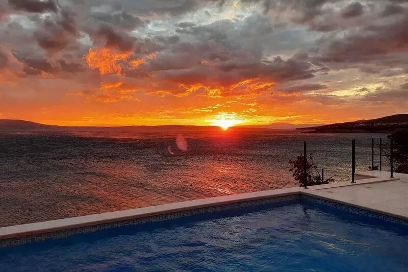 Romantic villa right by the sea with heated private pool