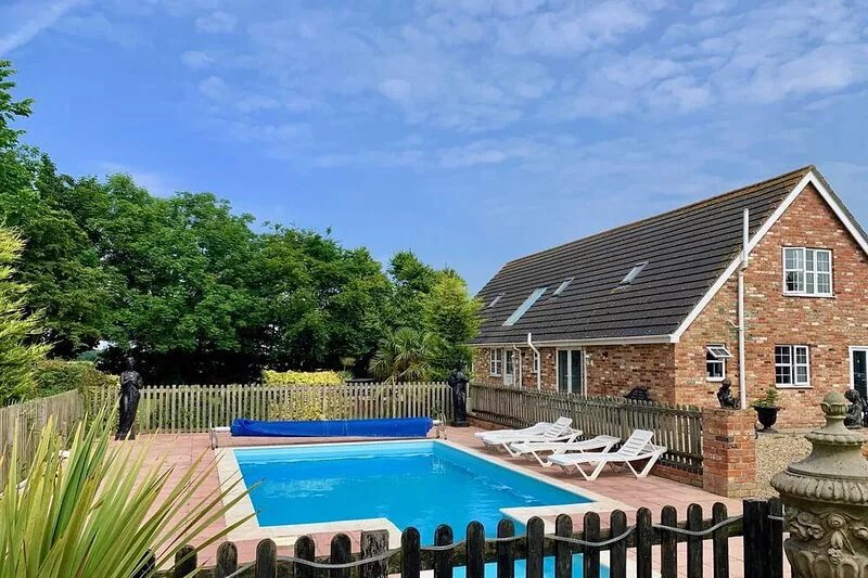 Holiday Cottage with pool, sleeps 6
