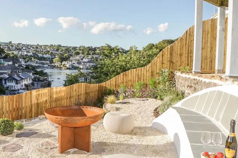 KITTIWAKE, family friendly, character holiday cottage in Noss Mayo