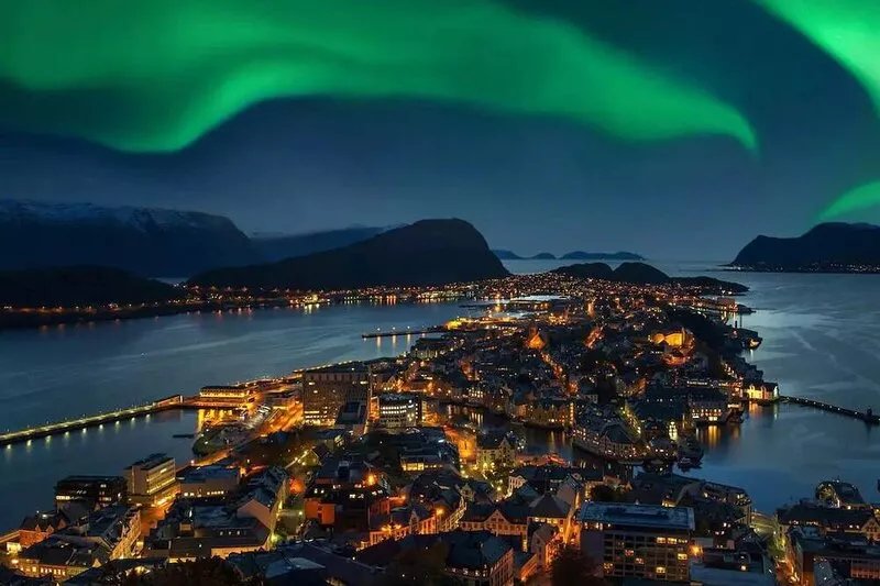 Spectacular Norwegian Fjord with unbeatable view, sauna and hot tub