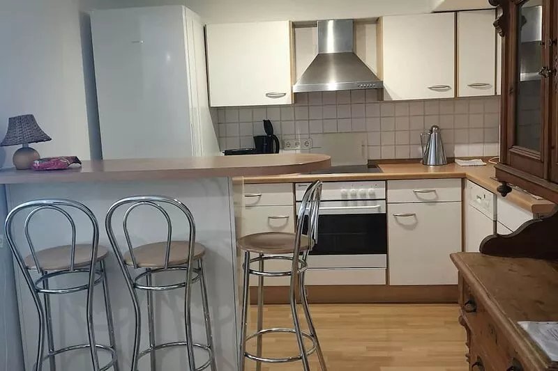 Fully furnished bright 3 room basement apartment on the outskirts of Munich East