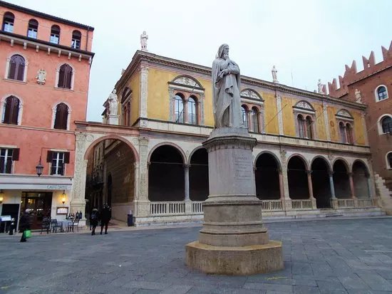 Statue of Dante Alighieri