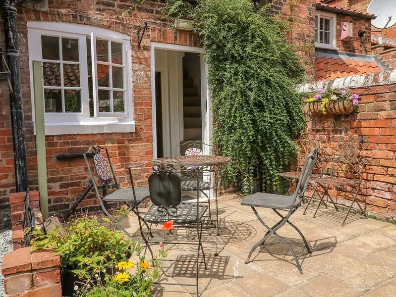 THE OLD SWEET SHOP, family friendly, with a garden in Newark-On-Trent
