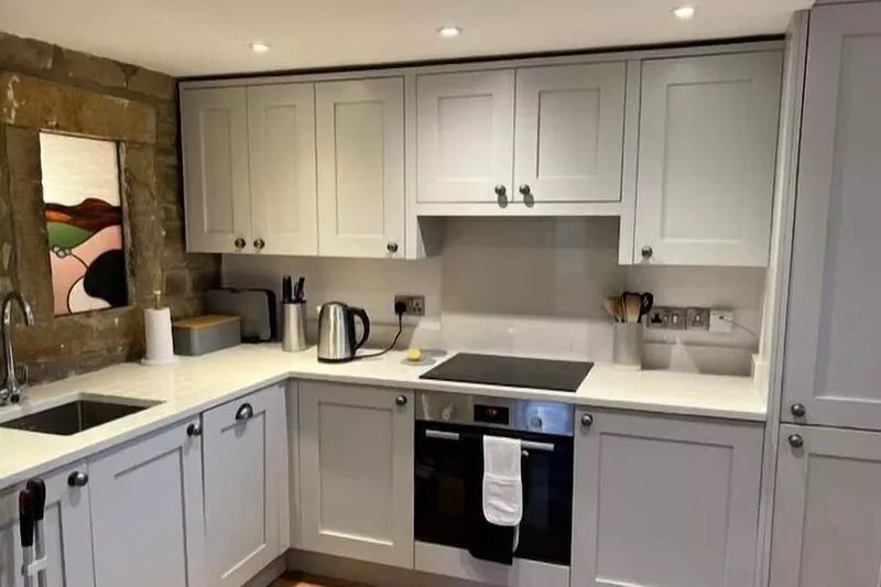 Beautiful cottage with breathtaking views! Sleeps 3 & 1 dog, w/ WiFi & pub