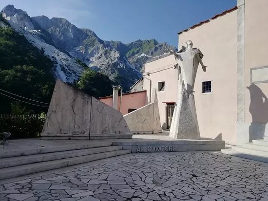 Monumento al Cavatore A Colonnata