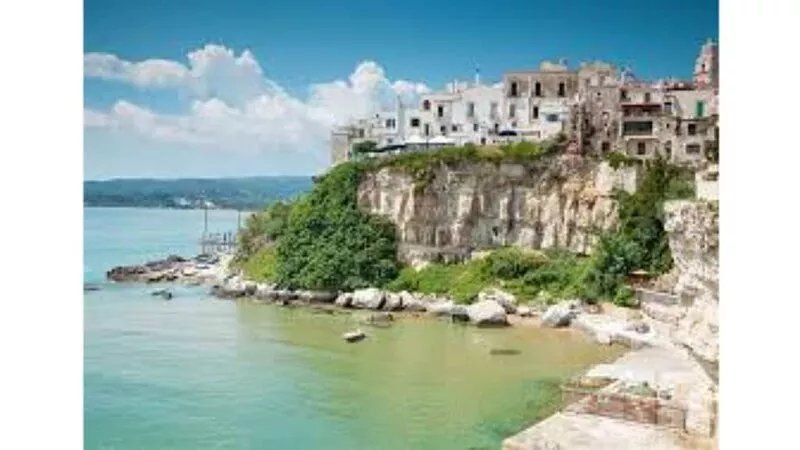 Villa with large garden and panoramic view, near the sea
