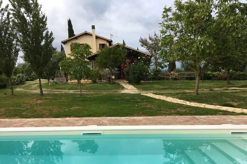 Country house for 6 people with swimming pool
