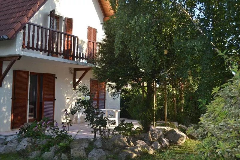 detached house with Jardin route des vins (5 bedrooms, sleeps 10)