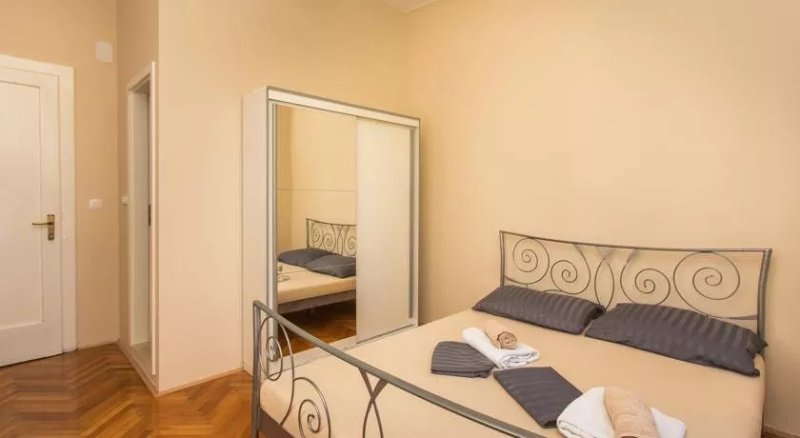 MJ's Sea Side Rooms