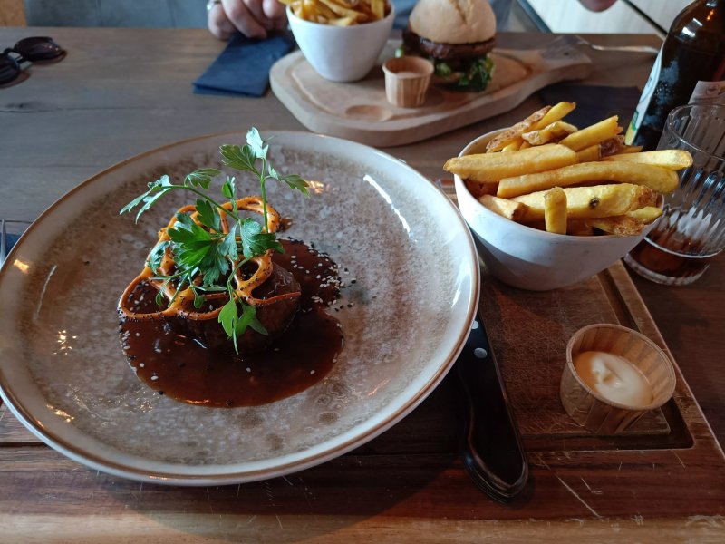 Groot Cafe M'n Zusje